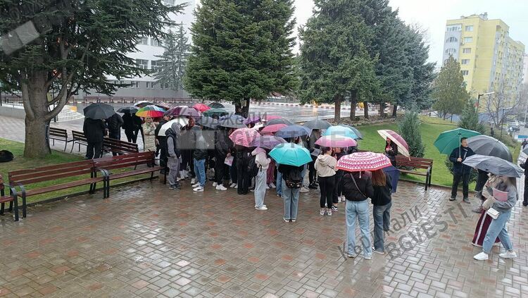 Протест пред &bdquo;Славейков&ldquo;в Кърджали,поискаха оставката на директорката/снимки/