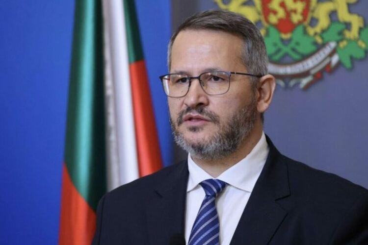 Открити са стотици тонове месо със сменени етикети