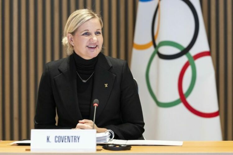 &bdquo;Като бивш спортист, аз страстно вярвам в правото на всички олимпийци да участват в честна конкуренция. Политиката, която обявихме, се основава на науката и е водена от медицински експерти. На олимпийските игри дори най-малките разлики могат да бъдат разликата между победата и поражението&ldquo;, каза президентът на МОК Кристи Ковънтри