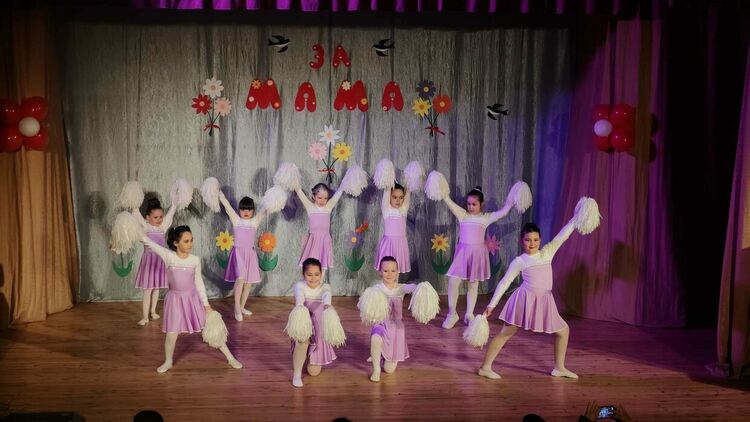 Децата на ОДК с мил празник за мама