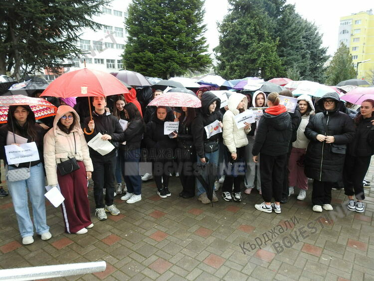 Протест пред &bdquo;Славейков&ldquo;в Кърджали,поискаха оставката на директорката/снимки/