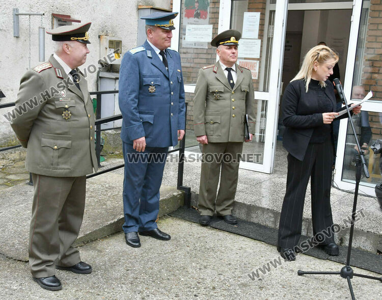 Демонстрираха професията на военните лекари и бойните санитари пред ученици