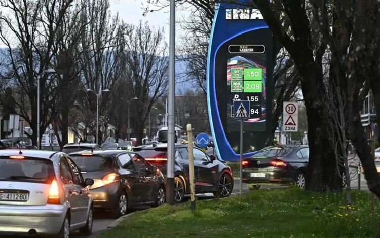 Ден преди премахването на тавана на цените на горивата в Хърватия, огромни опашки се извиха пред бензиностанциите, включително и от граждани от съседни държави. Още на следващия ден цените скочиха с над 10 евроцента за литър.