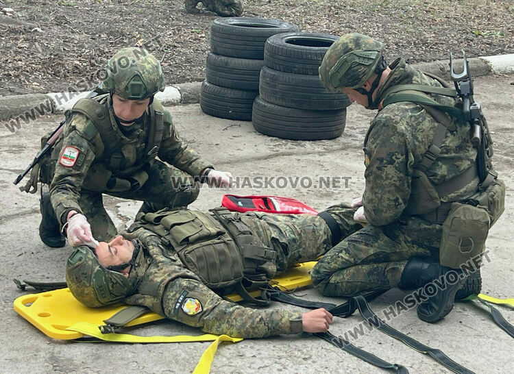 Демонстрираха професията на военните лекари и бойните санитари пред ученици