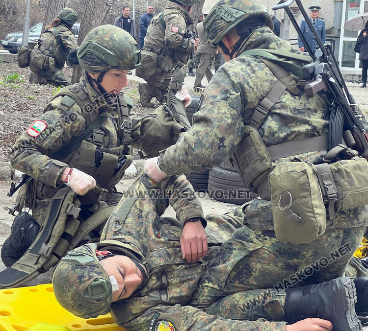 Демонстрираха професията на военните лекари и бойните санитари пред ученици