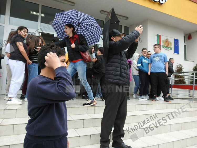 Протест пред &bdquo;Славейков&ldquo;в Кърджали,поискаха оставката на директорката/снимки/