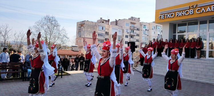 Три училища от страната черпят опит от славейковци