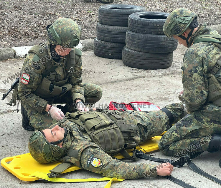 Демонстрираха професията на военните лекари и бойните санитари пред ученици