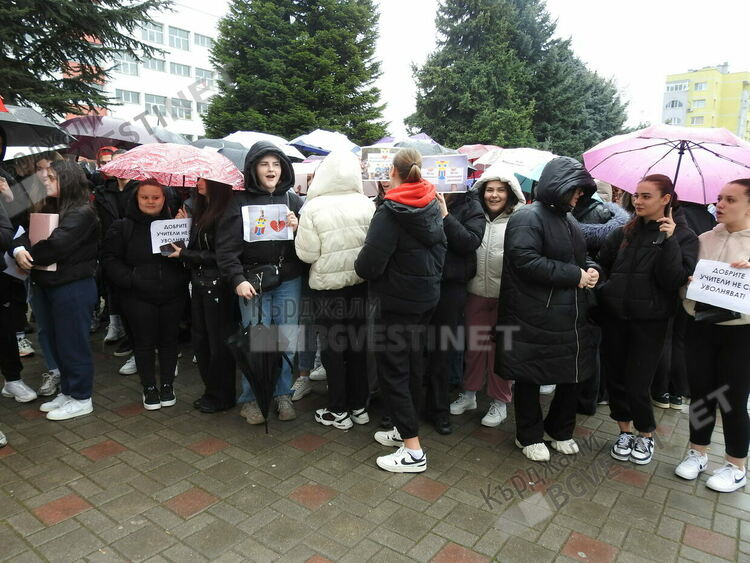 Протест пред &bdquo;Славейков&ldquo;в Кърджали,поискаха оставката на директорката/снимки/
