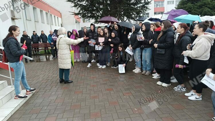 Протест пред &bdquo;Славейков&ldquo;в Кърджали,поискаха оставката на директорката/снимки/