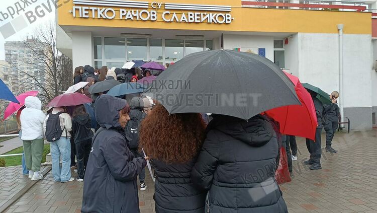 Протест пред &bdquo;Славейков&ldquo;в Кърджали,поискаха оставката на директорката/снимки/