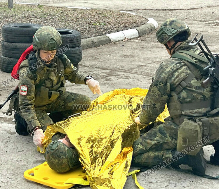 Демонстрираха професията на военните лекари и бойните санитари пред ученици