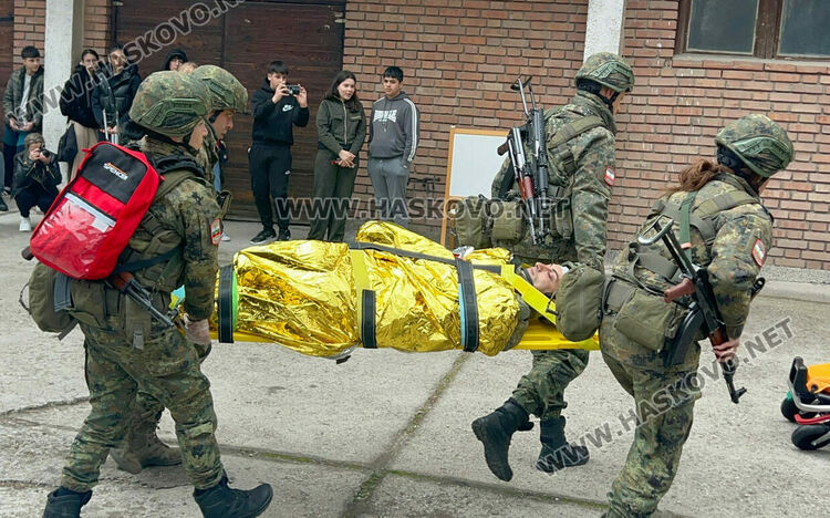 Демонстрираха професията на военните лекари и бойните санитари пред ученици