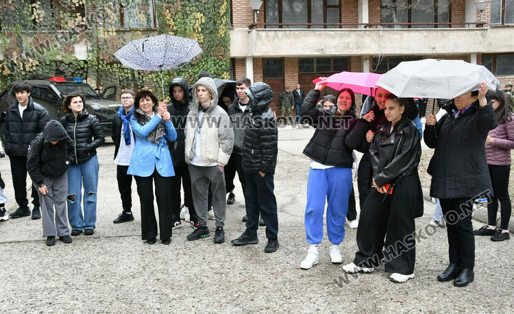 Демонстрираха професията на военните лекари и бойните санитари пред ученици