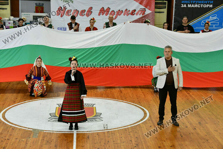 Рекордните над 1200 танцьори се включиха във фестивала &bdquo;Хайдушка софра&ldquo; в Хасково