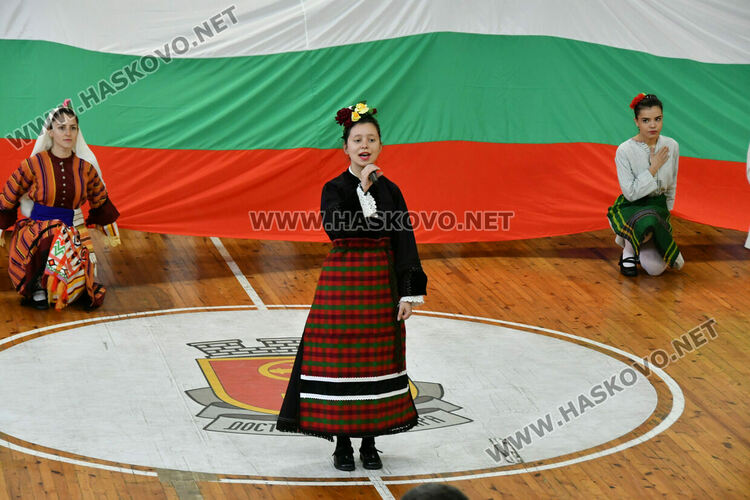 Рекордните над 1200 танцьори се включиха във фестивала &bdquo;Хайдушка софра&ldquo; в Хасково