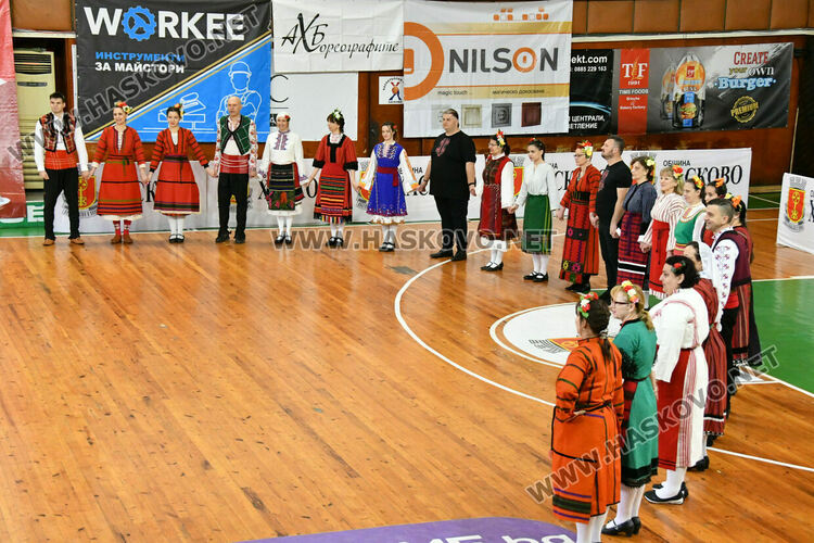 Рекордните над 1200 танцьори се включиха във фестивала &bdquo;Хайдушка софра&ldquo; в Хасково