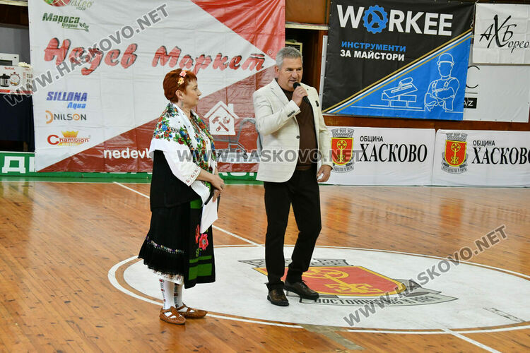 Рекордните над 1200 танцьори се включиха във фестивала &bdquo;Хайдушка софра&ldquo; в Хасково