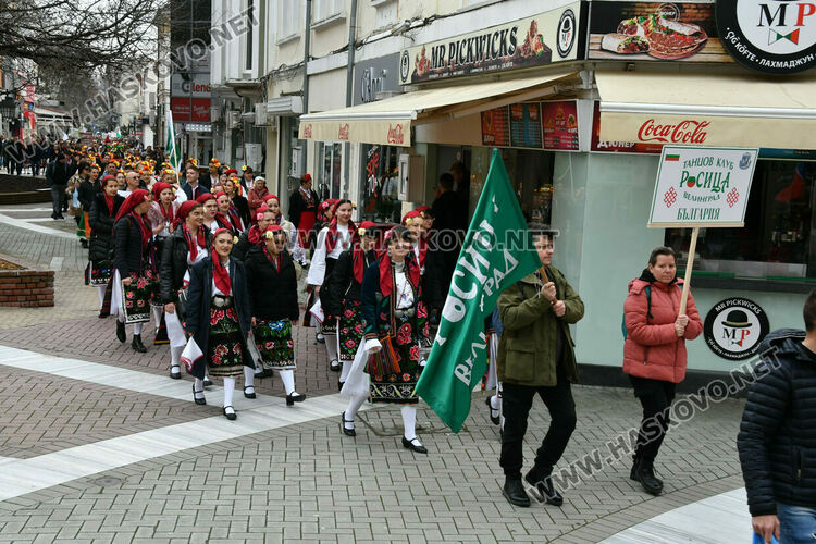 Рекордните над 1200 танцьори се включиха във фестивала &bdquo;Хайдушка софра&ldquo; в Хасково