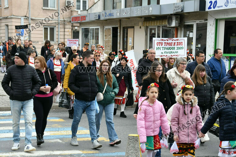 Рекордните над 1200 танцьори се включиха във фестивала &bdquo;Хайдушка софра&ldquo; в Хасково
