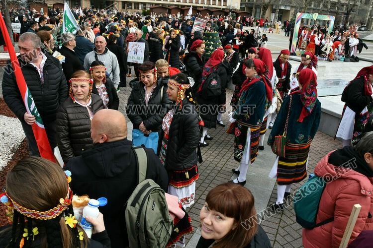 Рекордните над 1200 танцьори се включиха във фестивала &bdquo;Хайдушка софра&ldquo; в Хасково