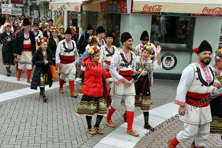 Рекордните над 1200 танцьори се включиха във фестивала &bdquo;Хайдушка софра&ldquo; в Хасково