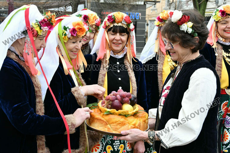 Рекордните над 1200 танцьори се включиха във фестивала &bdquo;Хайдушка софра&ldquo; в Хасково