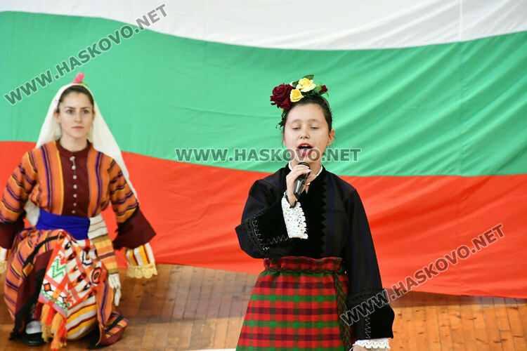 Рекордните над 1200 танцьори се включиха във фестивала &bdquo;Хайдушка софра&ldquo; в Хасково