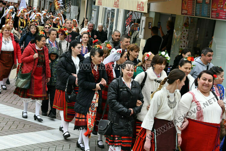 Рекордните над 1200 танцьори се включиха във фестивала &bdquo;Хайдушка софра&ldquo; в Хасково