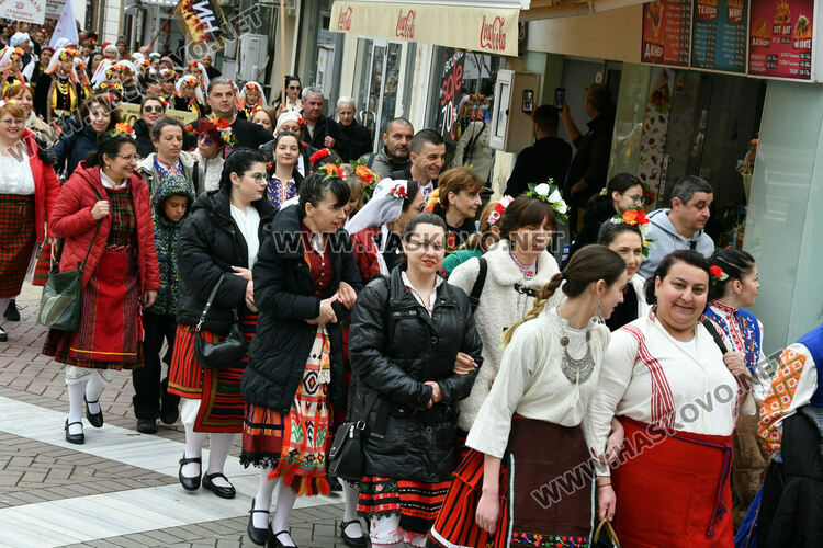Рекордните над 1200 танцьори се включиха във фестивала &bdquo;Хайдушка софра&ldquo; в Хасково