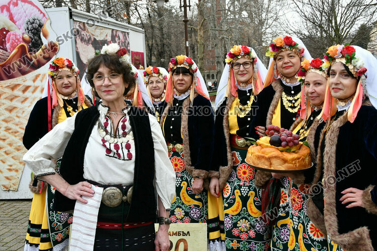 Рекордните над 1200 танцьори се включиха във фестивала &bdquo;Хайдушка софра&ldquo; в Хасково
