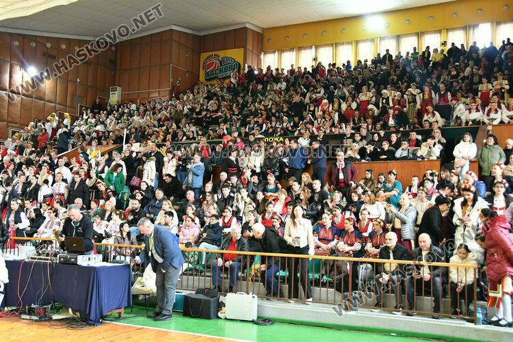 Рекордните над 1200 танцьори се включиха във фестивала &bdquo;Хайдушка софра&ldquo; в Хасково