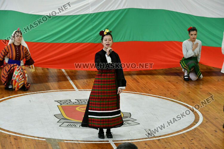 Рекордните над 1200 танцьори се включиха във фестивала &bdquo;Хайдушка софра&ldquo; в Хасково