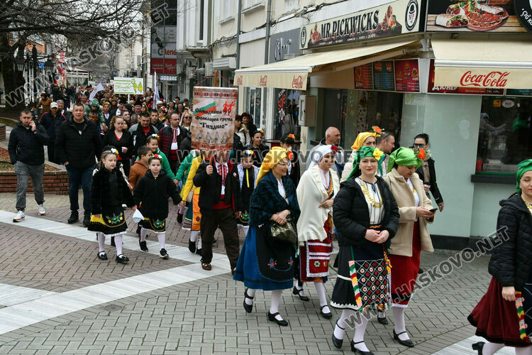 Рекордните над 1200 танцьори се включиха във фестивала &bdquo;Хайдушка софра&ldquo; в Хасково