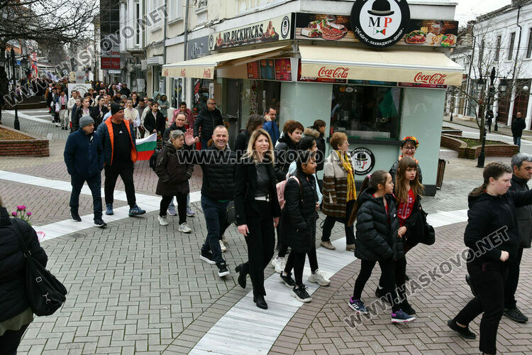 Рекордните над 1200 танцьори се включиха във фестивала &bdquo;Хайдушка софра&ldquo; в Хасково