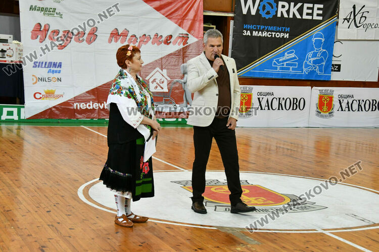 Рекордните над 1200 танцьори се включиха във фестивала &bdquo;Хайдушка софра&ldquo; в Хасково