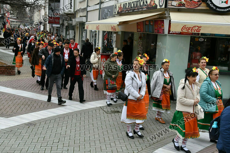 Рекордните над 1200 танцьори се включиха във фестивала &bdquo;Хайдушка софра&ldquo; в Хасково