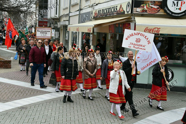 Рекордните над 1200 танцьори се включиха във фестивала &bdquo;Хайдушка софра&ldquo; в Хасково