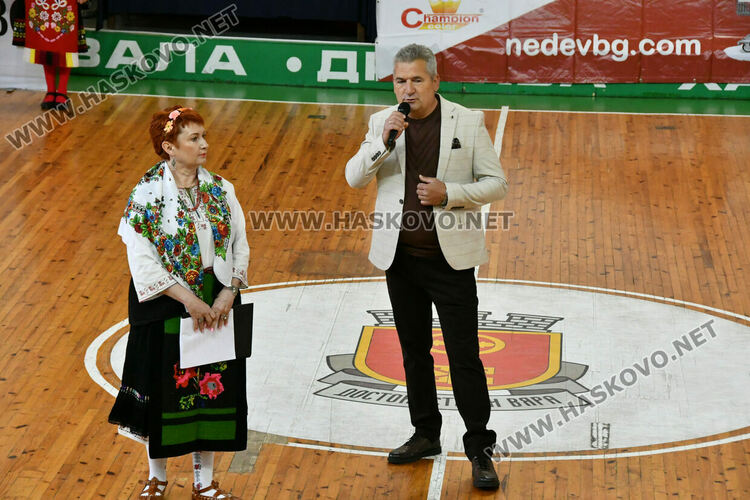 Рекордните над 1200 танцьори се включиха във фестивала &bdquo;Хайдушка софра&ldquo; в Хасково