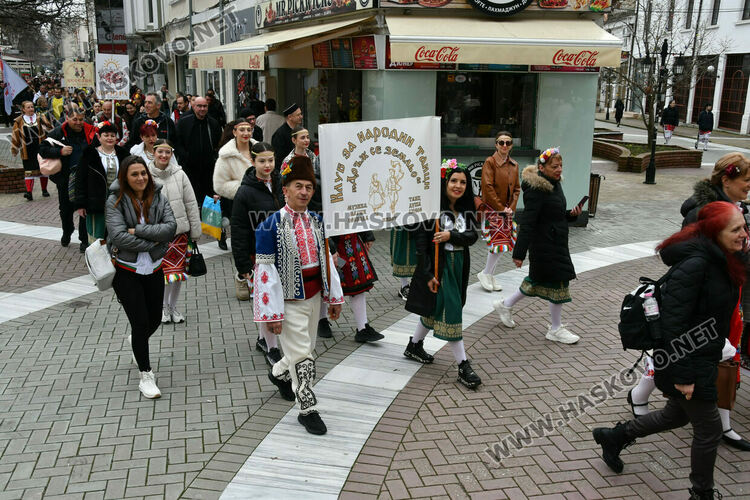 Рекордните над 1200 танцьори се включиха във фестивала &bdquo;Хайдушка софра&ldquo; в Хасково