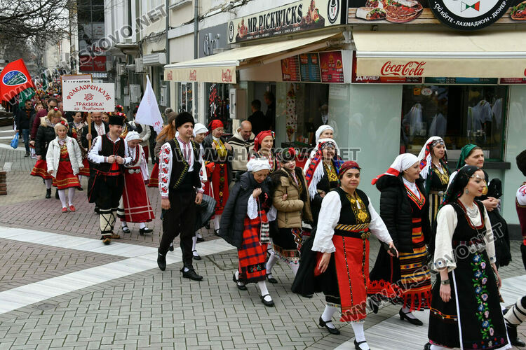 Рекордните над 1200 танцьори се включиха във фестивала &bdquo;Хайдушка софра&ldquo; в Хасково