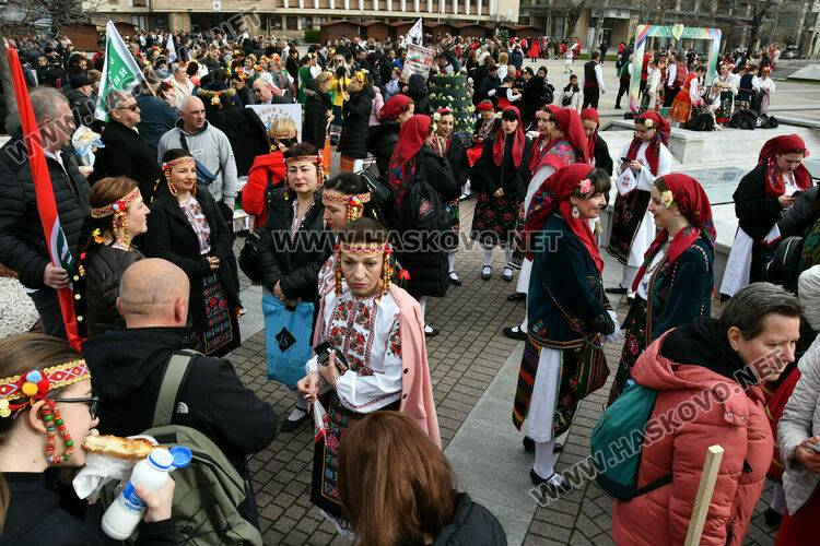 Рекордните над 1200 танцьори се включиха във фестивала &bdquo;Хайдушка софра&ldquo; в Хасково