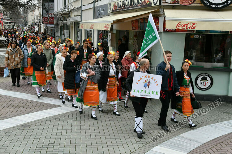 Рекордните над 1200 танцьори се включиха във фестивала &bdquo;Хайдушка софра&ldquo; в Хасково