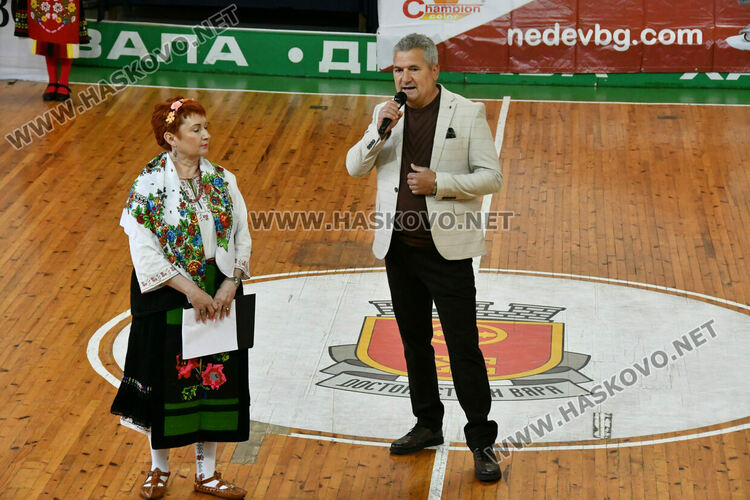 Рекордните над 1200 танцьори се включиха във фестивала &bdquo;Хайдушка софра&ldquo; в Хасково