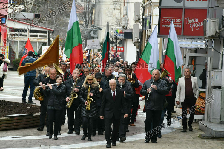 Рекордните над 1200 танцьори се включиха във фестивала &bdquo;Хайдушка софра&ldquo; в Хасково