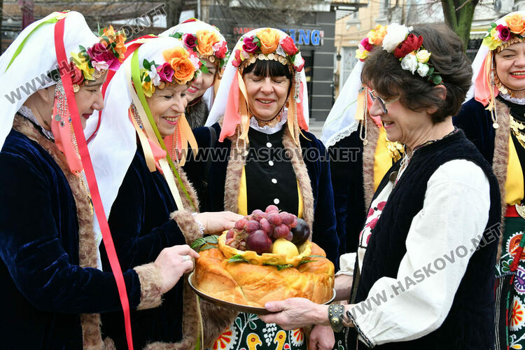 Рекордните над 1200 танцьори се включиха във фестивала &bdquo;Хайдушка софра&ldquo; в Хасково