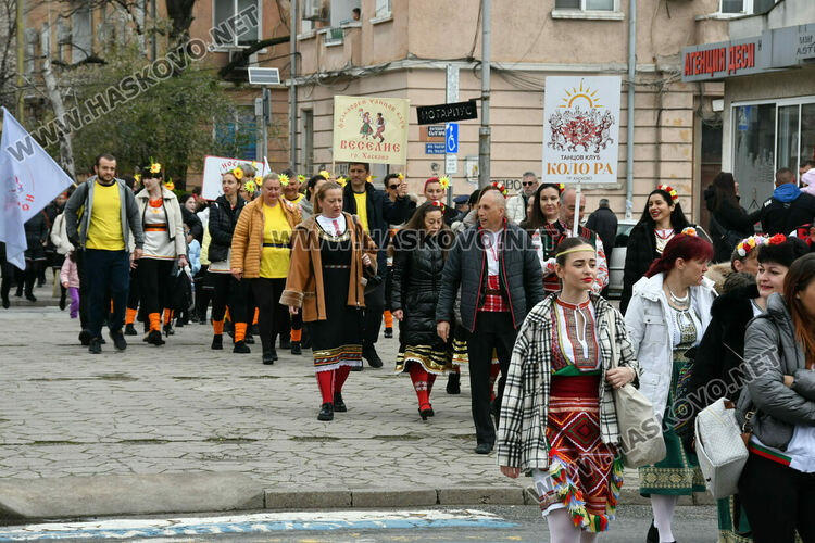 Рекордните над 1200 танцьори се включиха във фестивала &bdquo;Хайдушка софра&ldquo; в Хасково