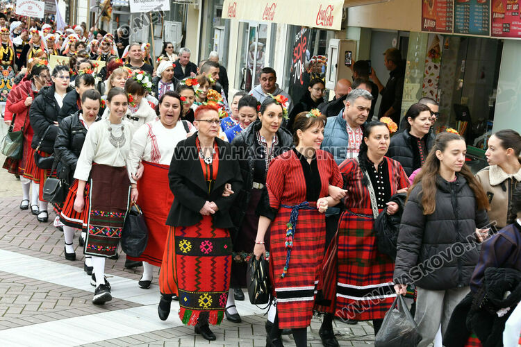 Рекордните над 1200 танцьори се включиха във фестивала &bdquo;Хайдушка софра&ldquo; в Хасково
