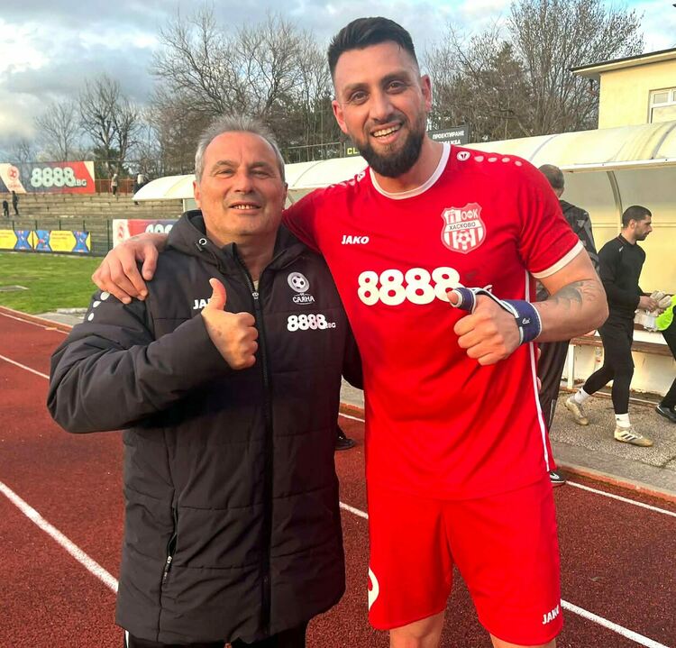 Радостните Юлий Шекеров и Димчо Марков след края на мача