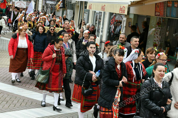 Рекордните над 1200 танцьори се включиха във фестивала &bdquo;Хайдушка софра&ldquo; в Хасково